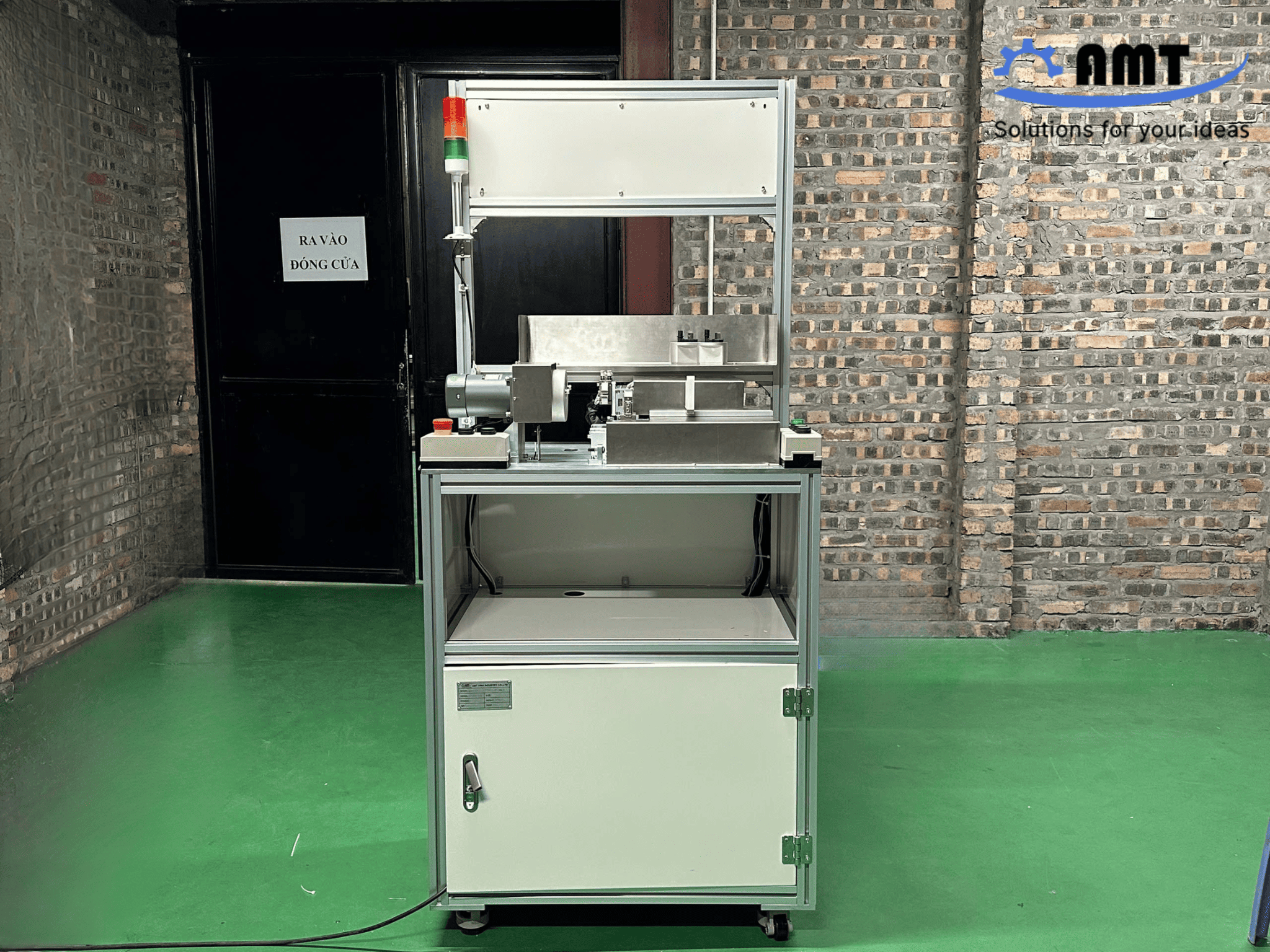Máy lắp ráp dây điện bán tự động do AMT VINA thiết kế và chế tạo tại xưởng.