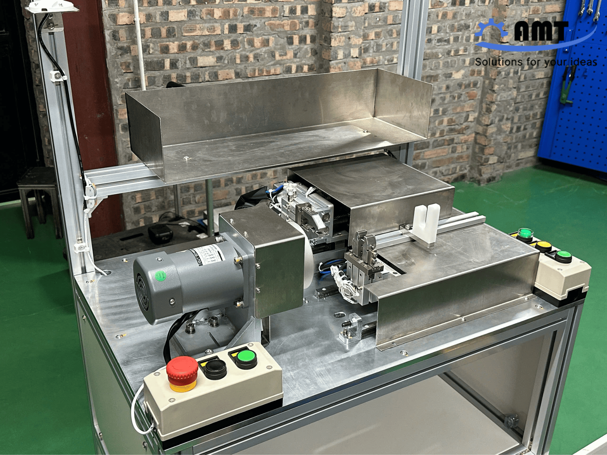 Cụm cơ cấu và hệ thống điều khiển hỗ trợ thực hiện các thao tác lắp ráp theo trình tự cài đặt.