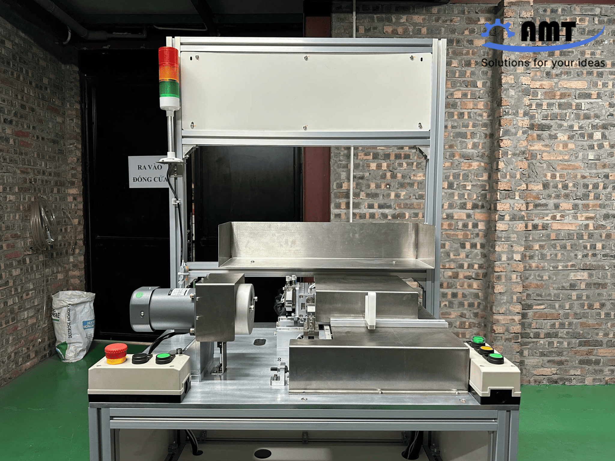 Máy lắp ráp dây điện bán tự động với các cơ cấu được bố trí theo yêu cầu của công đoạn sản xuất.