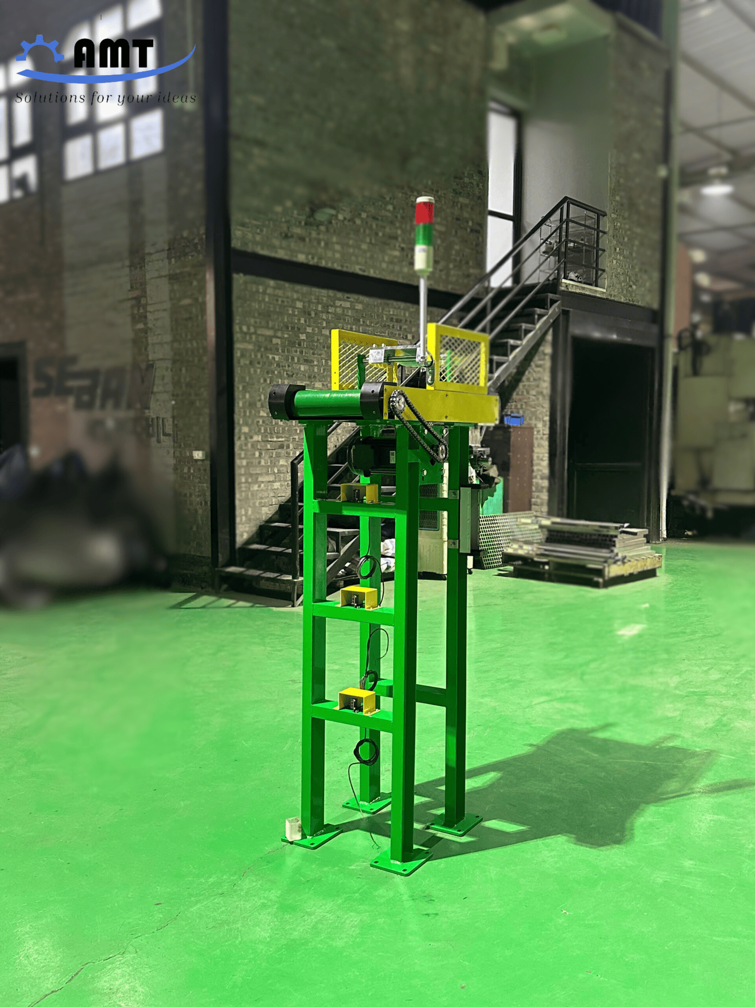 Băng tải cấp liệu do AMT VINA thiết kế và chế tạo cho ứng dụng sản xuất công nghiệp