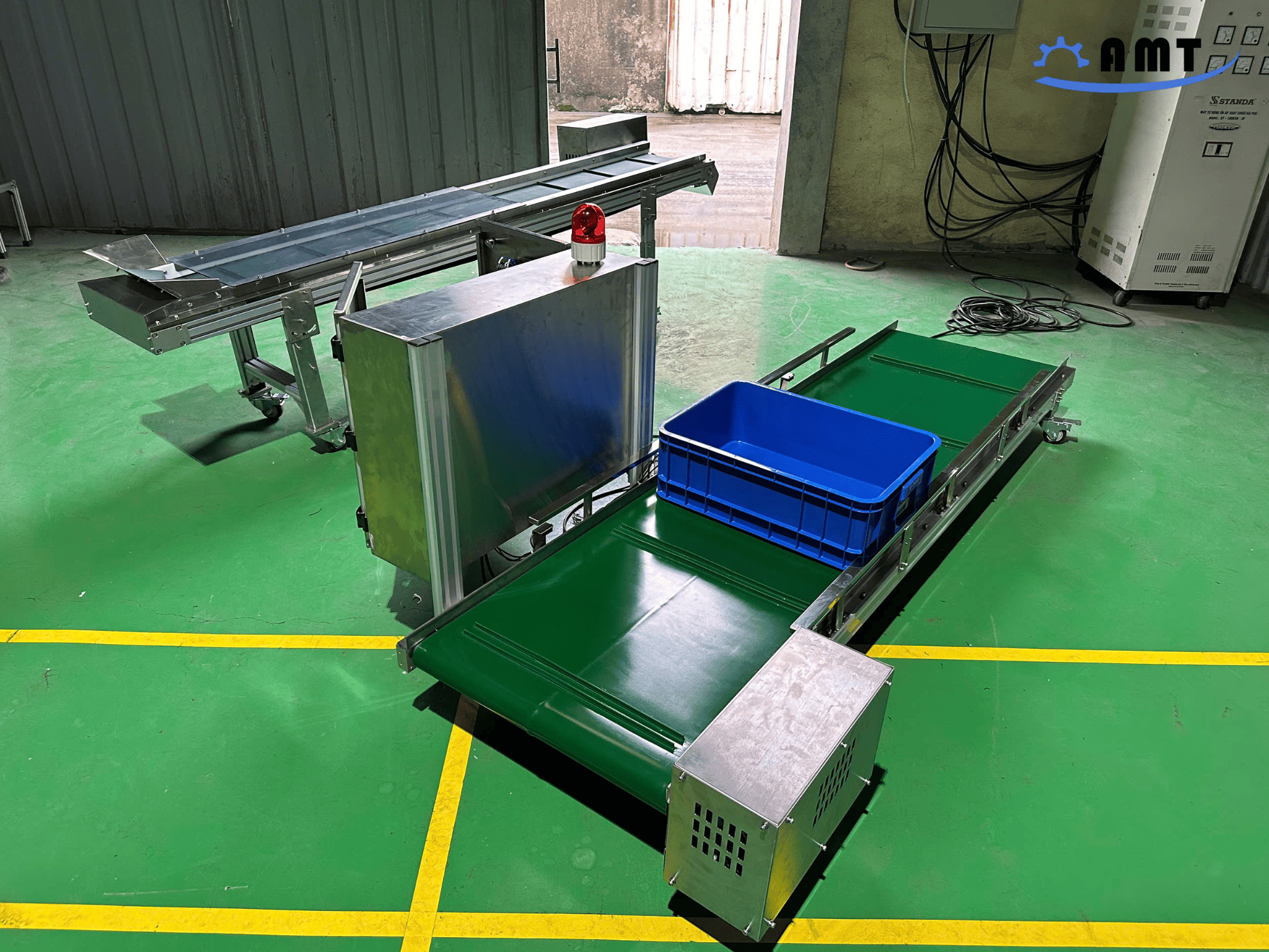 Hệ thống băng tải vận chuyển thùng do AMT VINA thiết kế, chế tạo, phục vụ nhu cầu luân chuyển hàng hóa trong nhà máy.