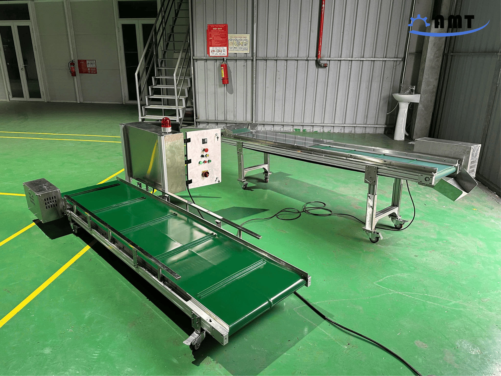 Cụm điều khiển và kết cấu băng tải vận chuyển thùng tại xưởng AMT VINA.