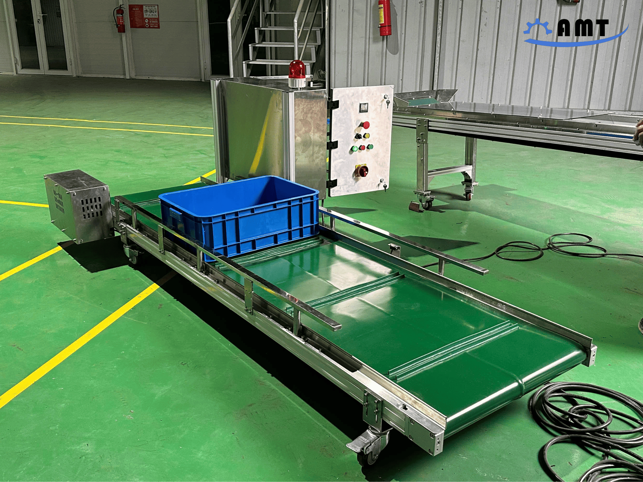 Băng tải công nghiệp được bố trí theo tuyến vận chuyển, hỗ trợ luân chuyển hàng hóa giữa các khu vực.